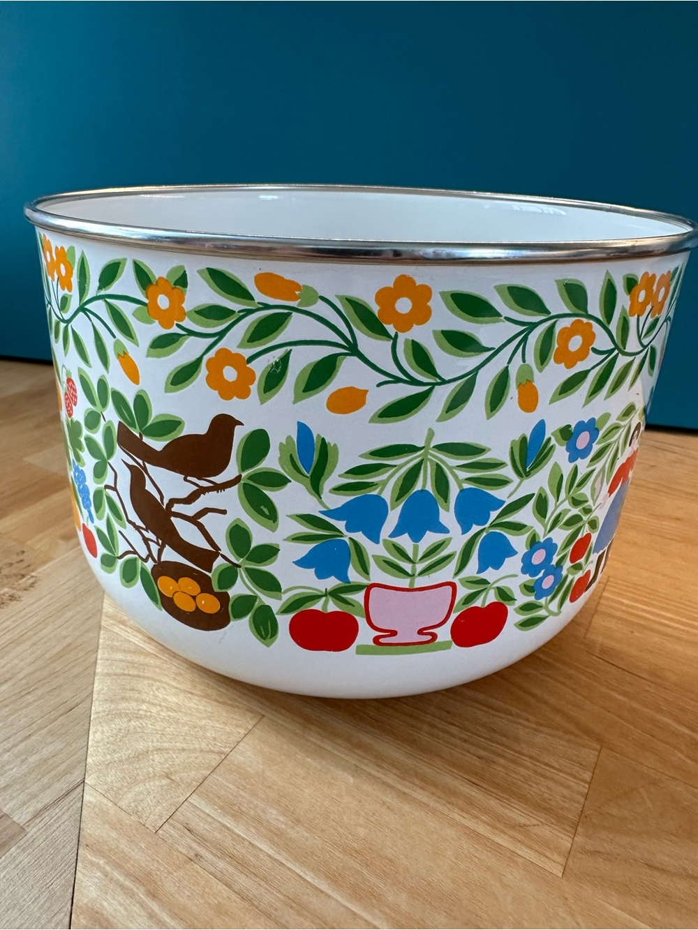 Vintage Kobe Kitchen Enamelware Bowl – Folk Art Farmhouse Pattern, 8"x5.5", EUC